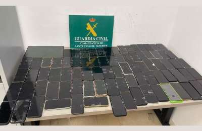 Passenger stopped with 83 mobile phones at Tenerife airport