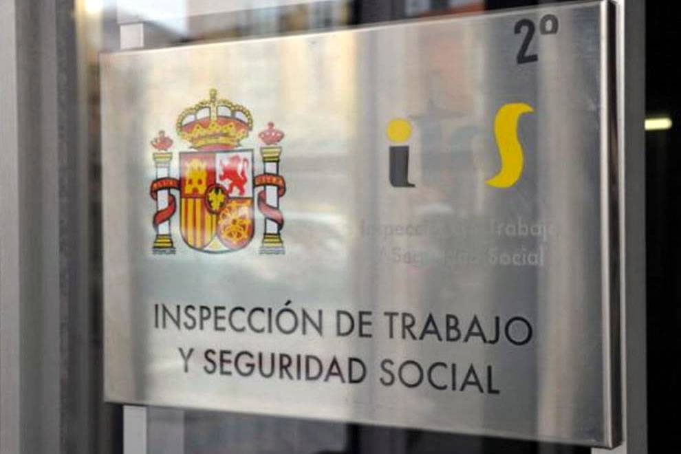 Two legal advisors convicted for falsifying documents to obtain residency papers