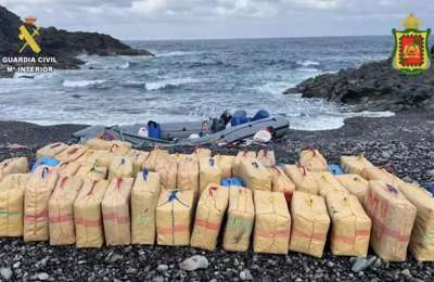 Guardia Civil seize 1,600 kilos of drugs in an inflatable boat on a beach in the Canary Islands