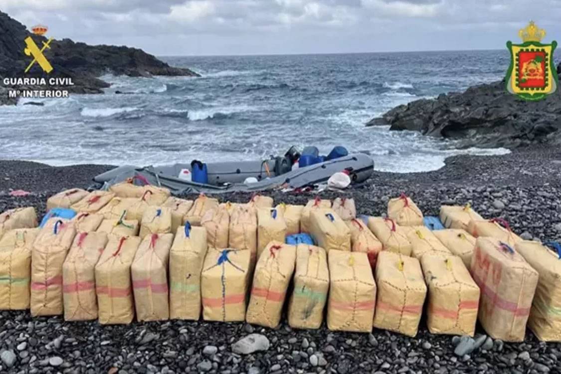 Guardia Civil seize 1,600 kilos of drugs in an inflatable boat on a beach in the Canary Islands