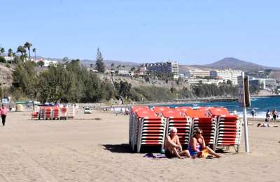 Beach workers strike to leave holidaymakers without sunbeds or umbrellas