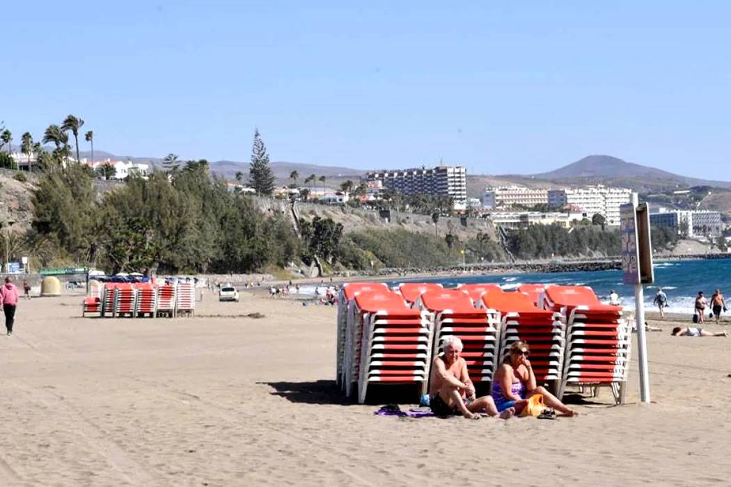 Beach workers strike to leave holidaymakers without sunbeds or umbrellas