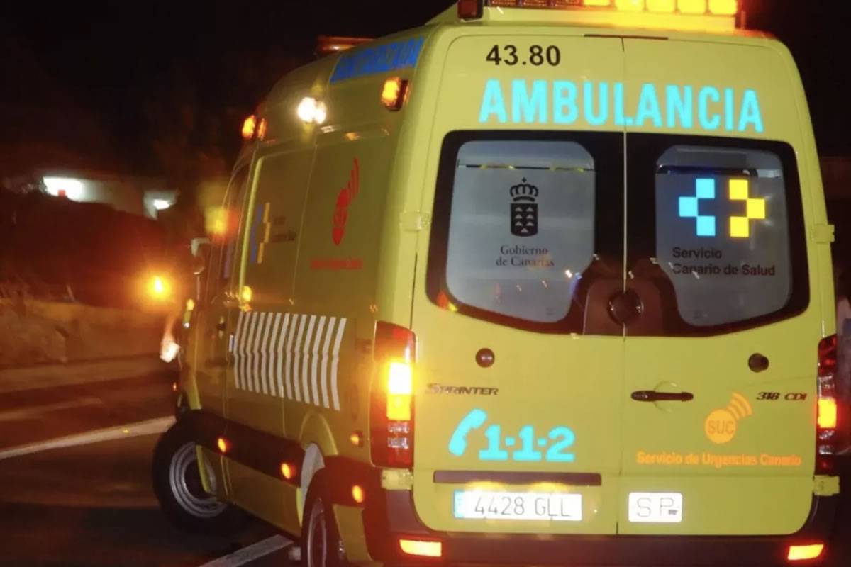 Two teenagers hospitalised after rolling their car in Corralejo