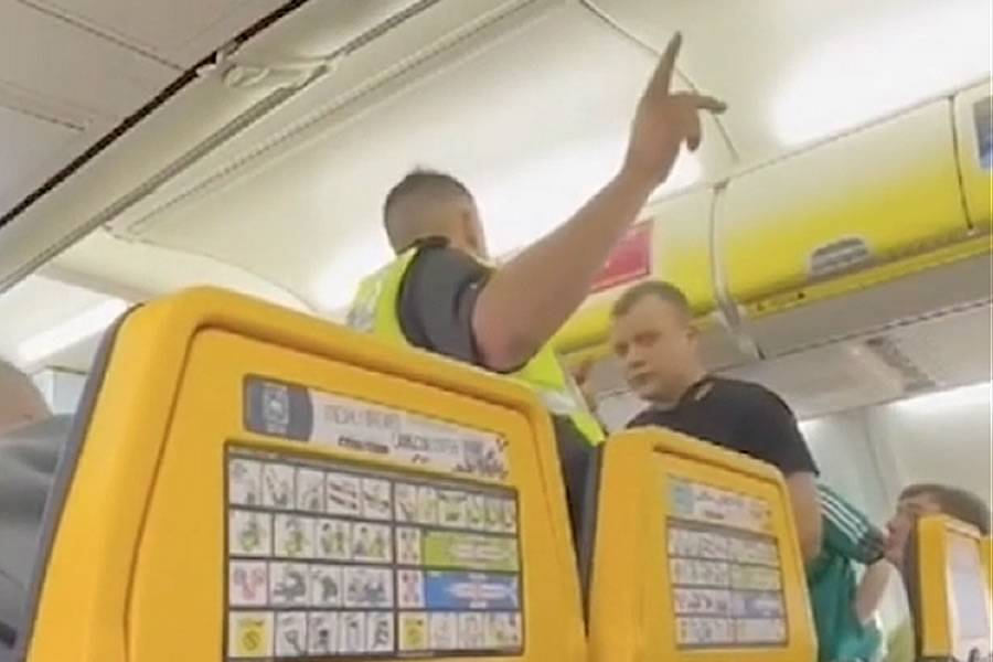 VIDEO: Police arrest 3 'drunk' passengers as Ryanair plane forced to return to Edinburgh 