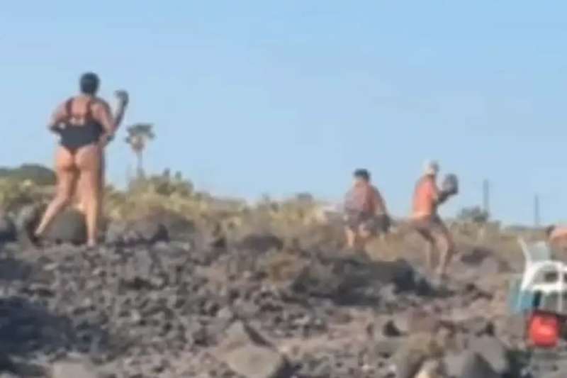 VIDEO: Violent fight at popular beach in the south of Tenerife with knives and rocks