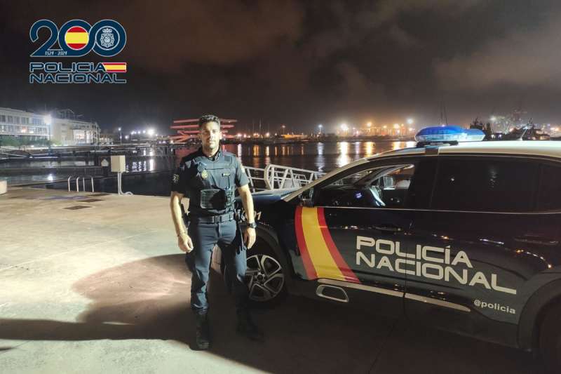 Off-duty National Police officer saves young girl's life at Tenerife beach