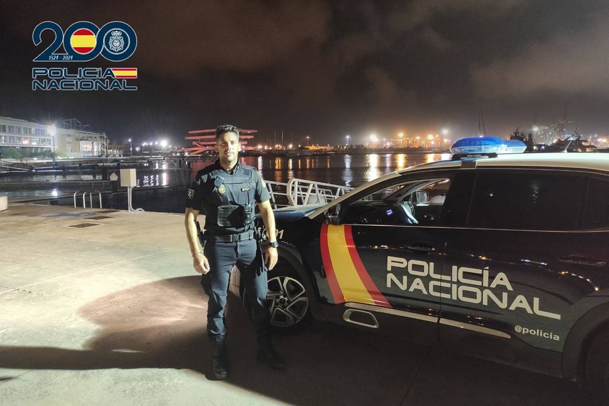 Off-duty National Police officer saves young girl's life at Tenerife beach