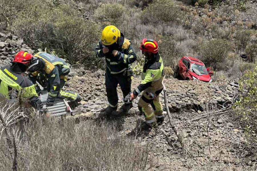 Two injured after car plunges into ravine in the south of Tenerife