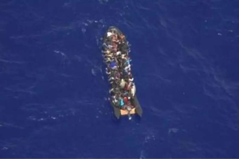 Boat rescued near Lanzarote whose occupants say they threw two bodies into the sea