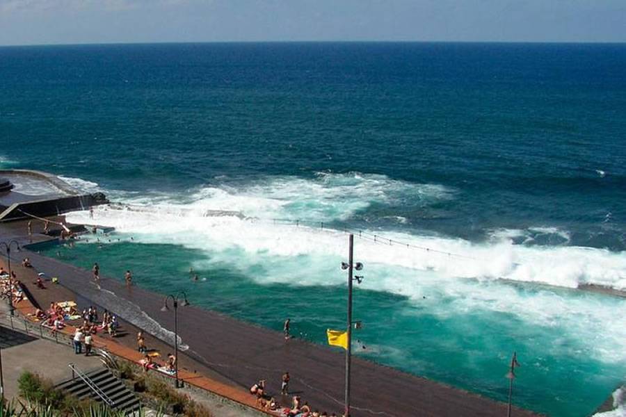 Two-year-old child rescued from drowning at a natural pool in Tenerife