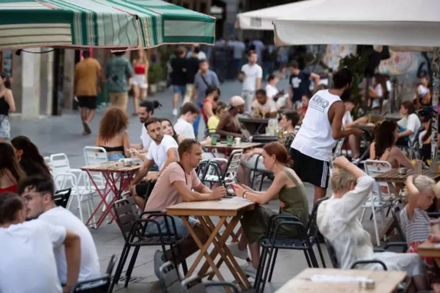 Will the smoking ban on terraces reduce the tourism appeal of the Canary Islands?