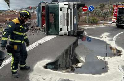 Truck overturns at a roundabout in the south of Tenerife