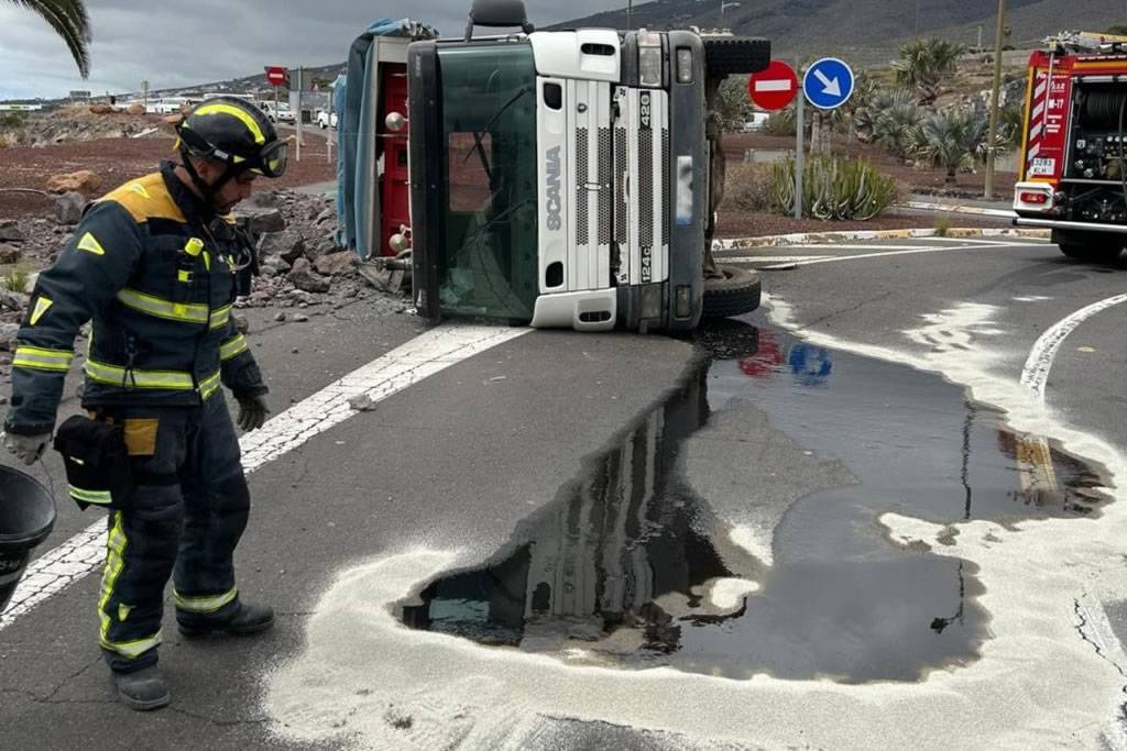 Truck overturns at a roundabout in the south of Tenerife