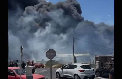 Huge fire sends thick black smoke across TF-1 motorway in the south of Tenerife