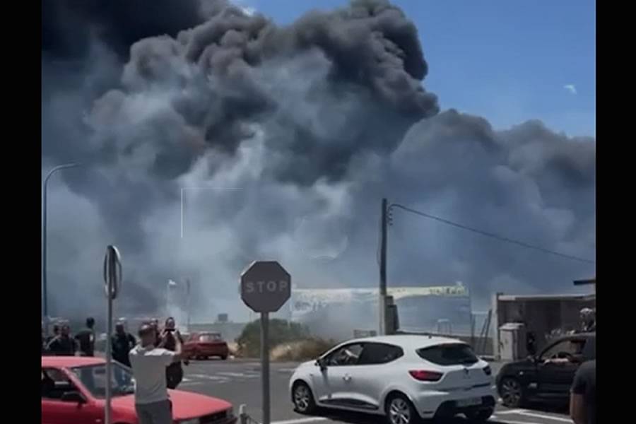 Huge fire sends thick black smoke across TF-1 motorway in the south of Tenerife