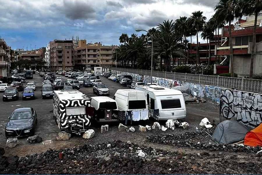 The carpark in south Tenerife that has turned into a scrapyard and drug outlet