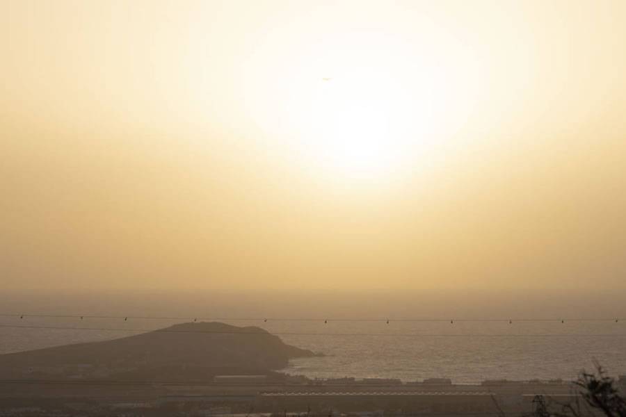A hot and hazy Sunday is forecast today in the Canary Islands