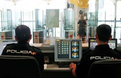 Lanzarote demands more police at the airport to prevent delays at passport control
