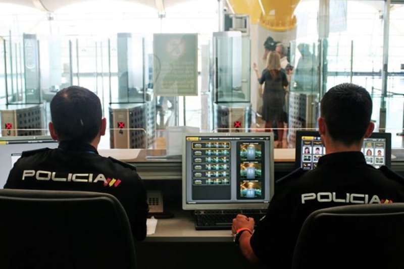 Lanzarote demands more police at the airport to prevent delays at passport control