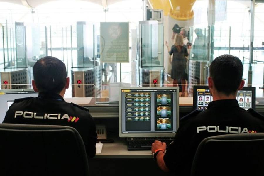 Lanzarote demands more police at the airport to prevent delays at passport control