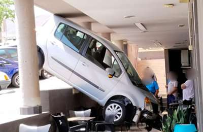 VIDEO: Lucky escape as car crashes into a bar in the South of Tenerife