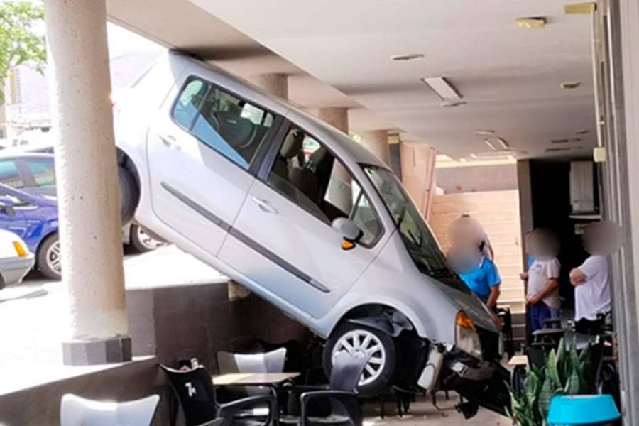VIDEO: Lucky escape as car crashes into a bar in the South of Tenerife