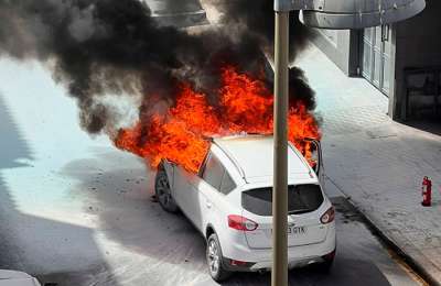 Car bursts into flames on a main high street in the south of Tenerife