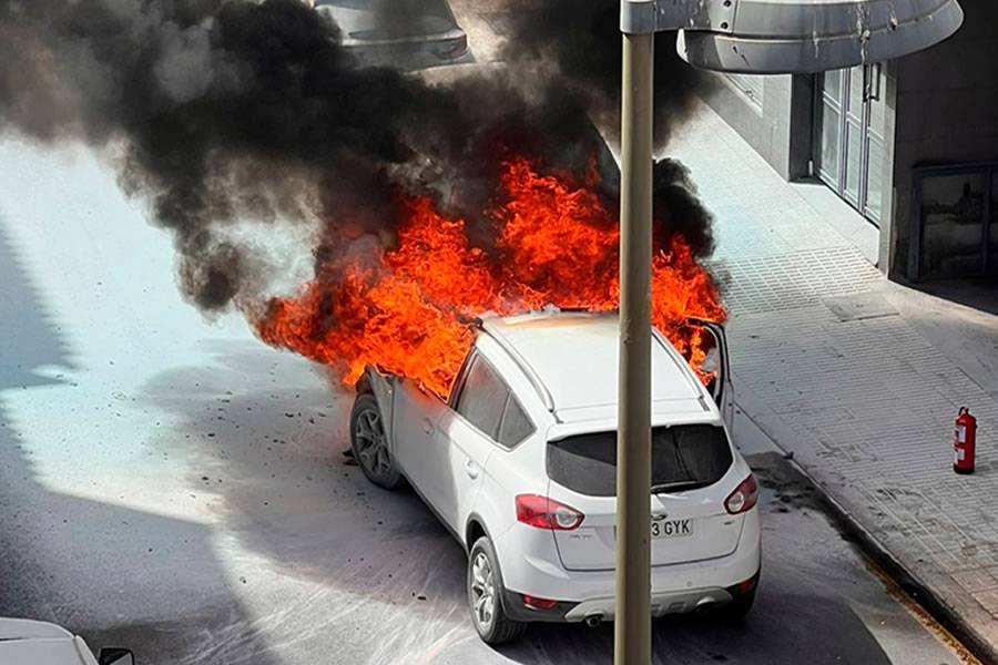 Car bursts into flames on a main high street in the south of Tenerife