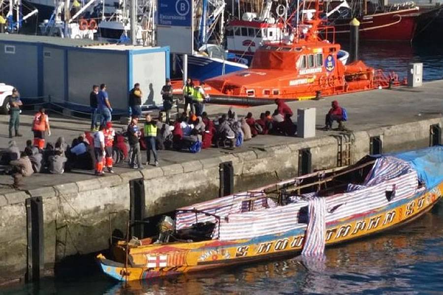 VIDEO: Boat carrying 180 migrants arrives in Los Cristianos
