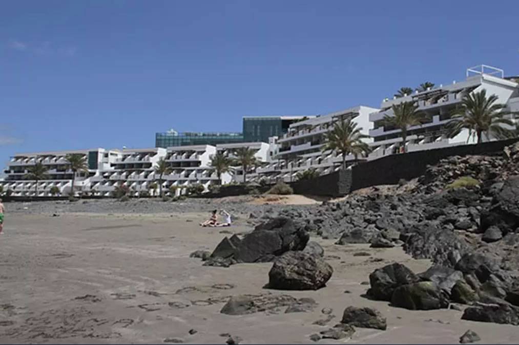 Cabildo throws a lifeline to hotel facing demolition in Playa Blanca