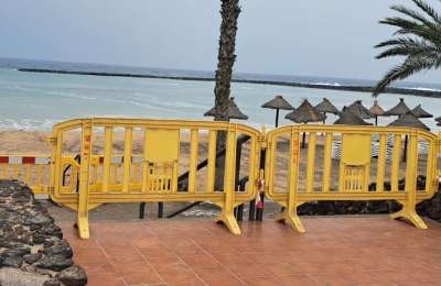 Strong waves force closure of several beaches in the south of Tenerife