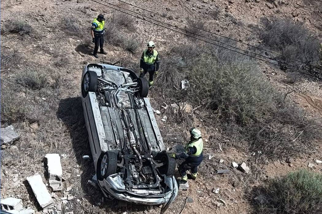 VIDEO: Car lands on roof after plunging down an embankment in Costa Adeje