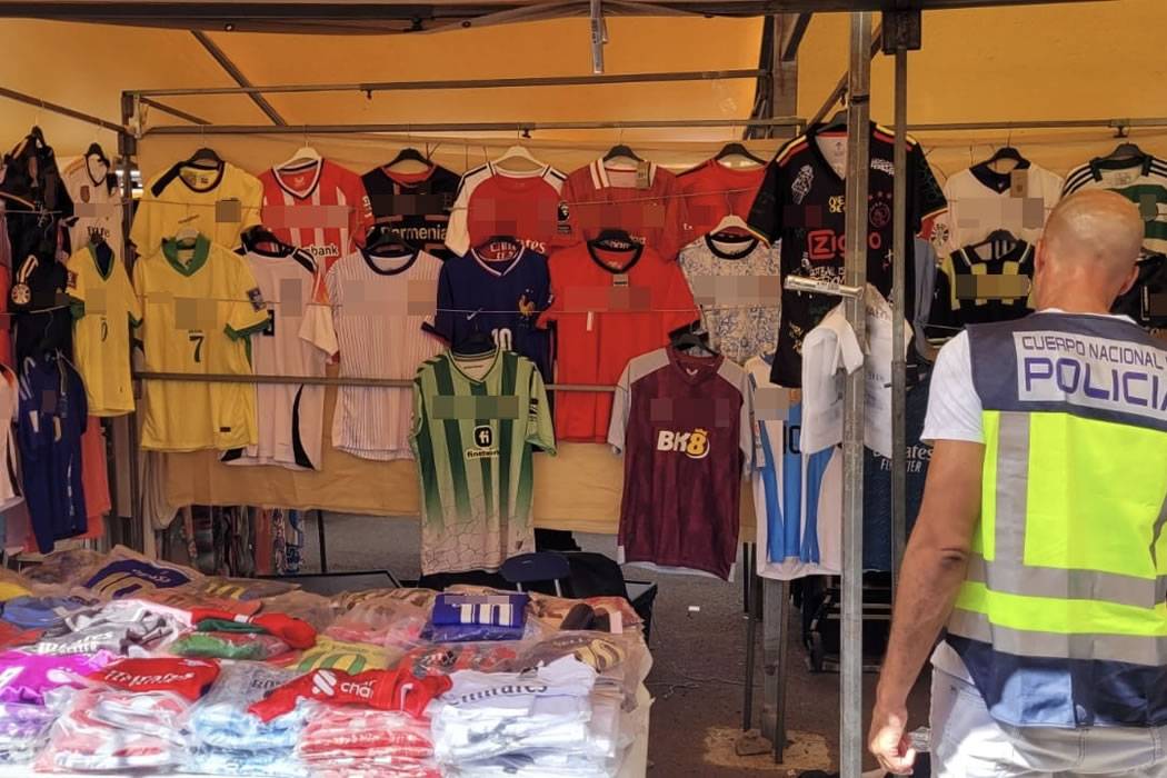 Five market stall owners arrested in the south of Tenerife for selling fake products
