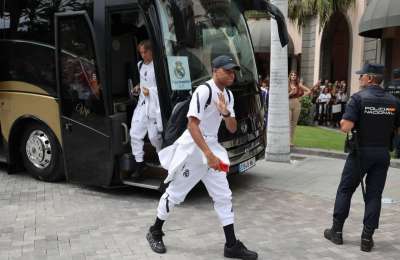 Fans go crazy to welcome Mbappe and his Real Madrid team mates to Gran Canaria