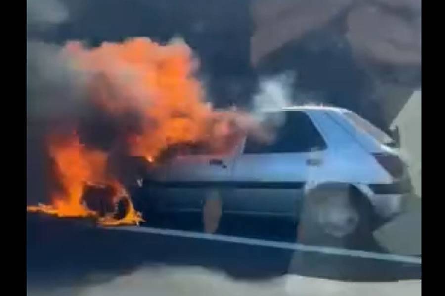 Vehicle engulfed in flames on the TF-1 motorway 