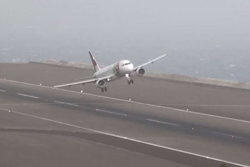 Diversions due to failed landings at Tenerife South Airport because of crosswinds