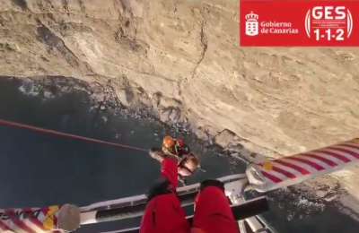 VIDEO: Stranded hikers rescued by helicopter from the cliffs of Los Gigantes