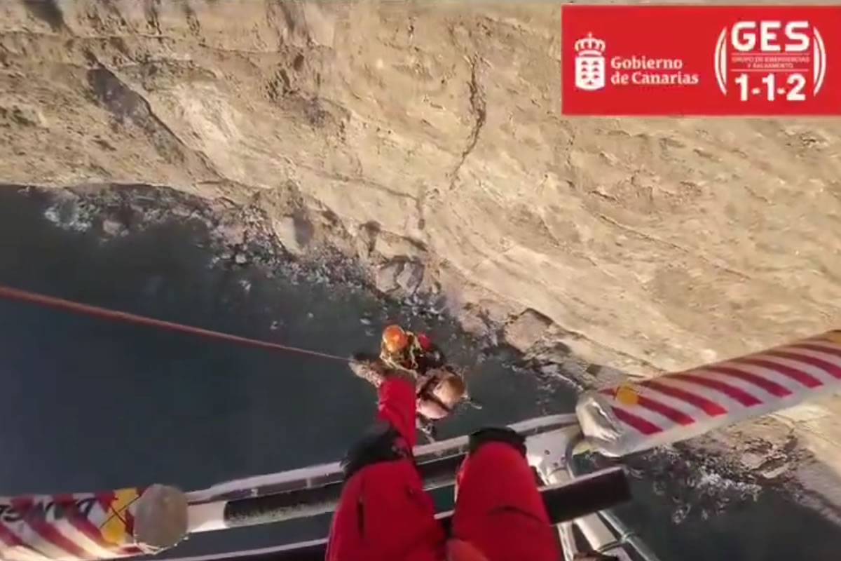 VIDEO: Stranded hikers rescued by helicopter from the cliffs of Los Gigantes