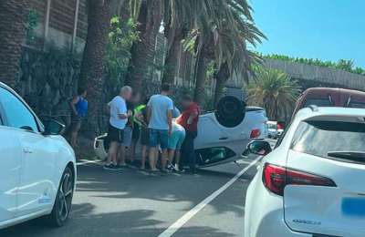 Man injured after car overturns in Santiago de Teide