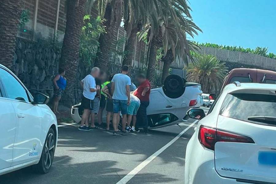 Man injured after car overturns in Santiago de Teide