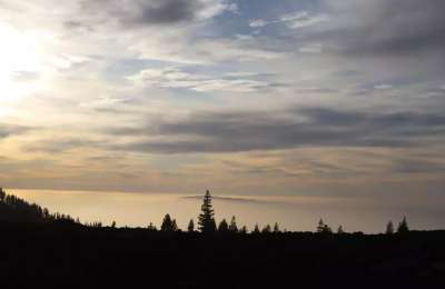 The Canary Islands begin the week with cloudy skies and possible evening showers