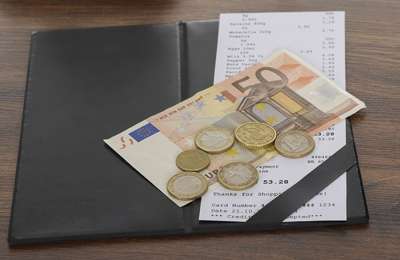 Should IGIC (VAT) be included in menu prices in the Canary Islands? 