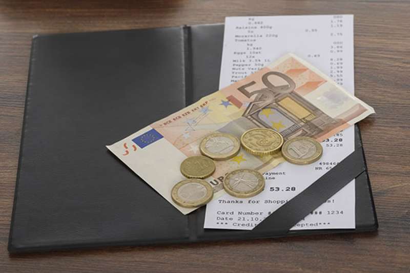 Should IGIC (VAT) be included in menu prices in the Canary Islands? 