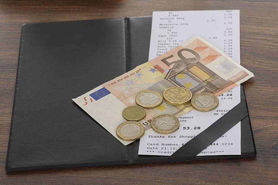 Should IGIC (VAT) be included in menu prices in the Canary Islands? 