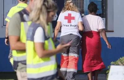 Cayuco with several pregnant women onboard arrives in south Tenerife