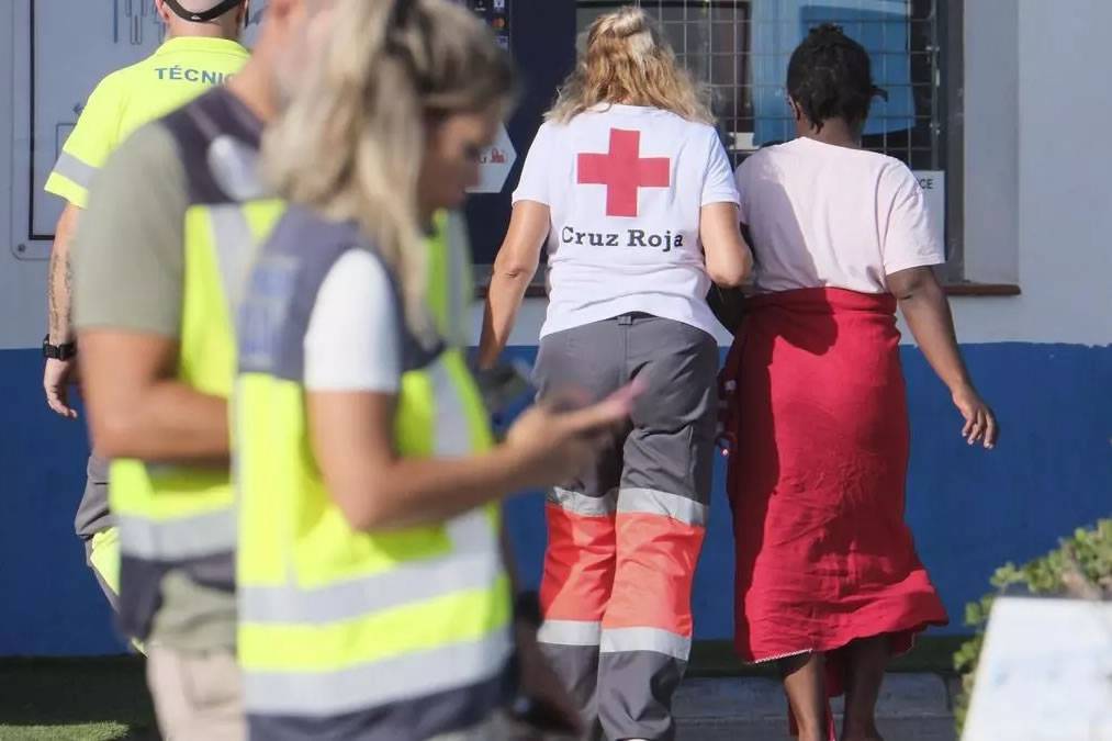 Cayuco with several pregnant women onboard arrives in south Tenerife