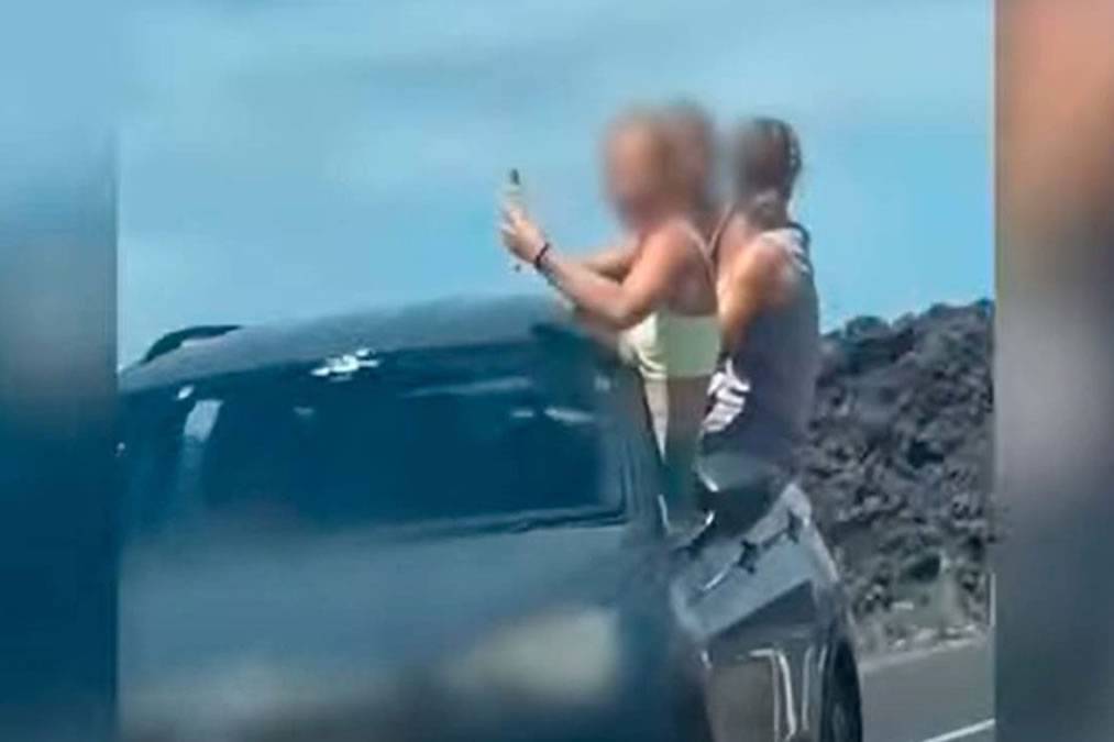 Driver and three young women apprehended for riding on car windows while taking 'selfies'