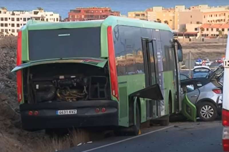 VIDEO: Serious traffic accident in south Tenerife leaves one dead and eight injured