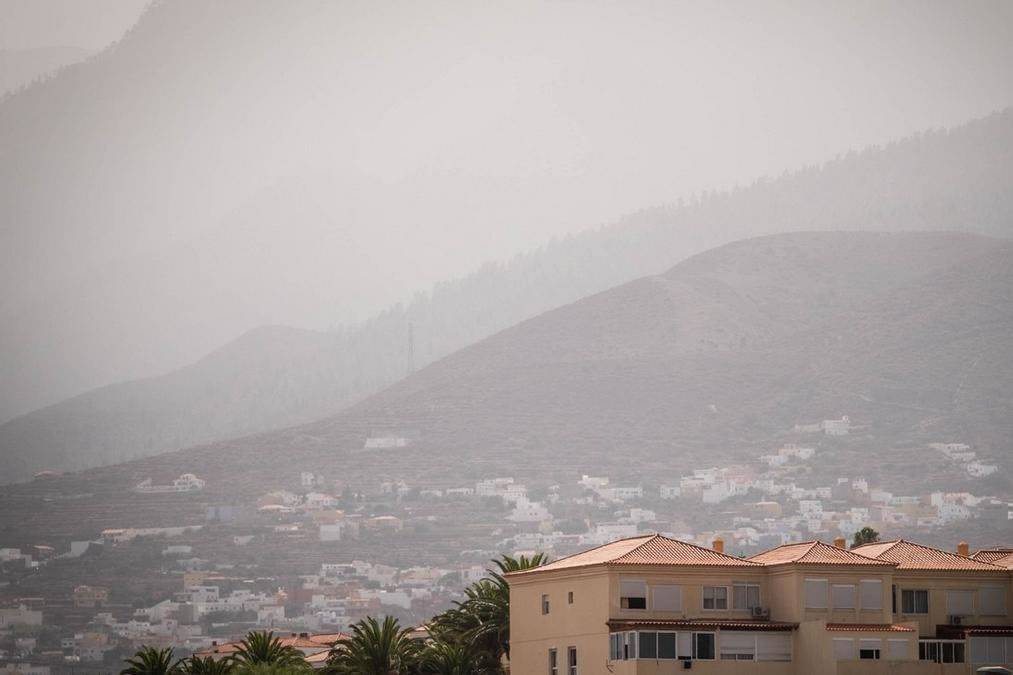 Sunday’s Weather: Cloudy Intervals and High-Altitude Haze in the Canary Islands 