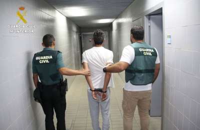 Two police officers arrested in Tenerife for embezzling money from tourists 